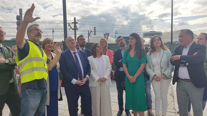 El ministro de Industria y Turismo, Jordi Hereu, en Avilés, visita las obras de recuperación de la Muralla Medieval.