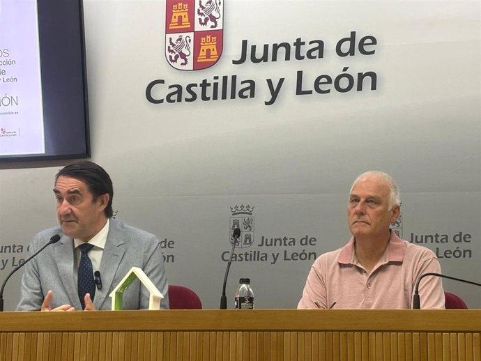 El consejero de Medio Ambiente, Vivienda y Ordenación del Territorio, Juan Carlos Suárez-Quiñones, y del director técnico del Instituto de la Construcción de Castilla y León, Felipe Romero Salvachúa.