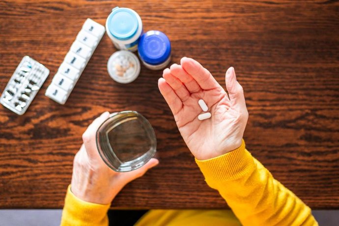 Archivo - Imagen de recurso de una persona que se toma su medicación.