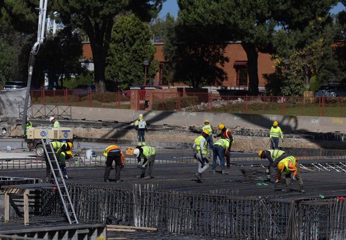 Trabajadores durante la realización de las obras de la A-5, a 29 de julio de 2025, en Madrid (España). 