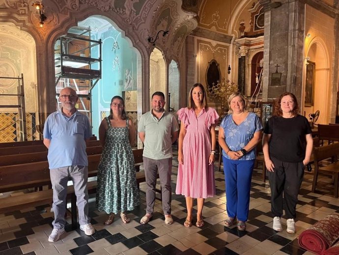 La vicepresidenta del Consell y consellera de Cultura y Patrimonio, Antònia Roca, durante una visita al espacio en obras junto al alcalde del municipio, Llorenç Perelló, y el párroco, Mn. Joan Pons.