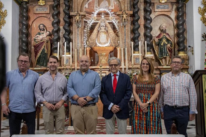 El presidente de la Diputación, Salvador Fuentes (tercero por la izda.), y el alcalde de Cabra, Fernando Priego (quinto), visitan el Santuario de María Santísima de la Sierra.