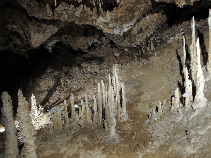 Cavidad natural en el Paraje Natural Karst en Yesos de Sorbas (Almería).