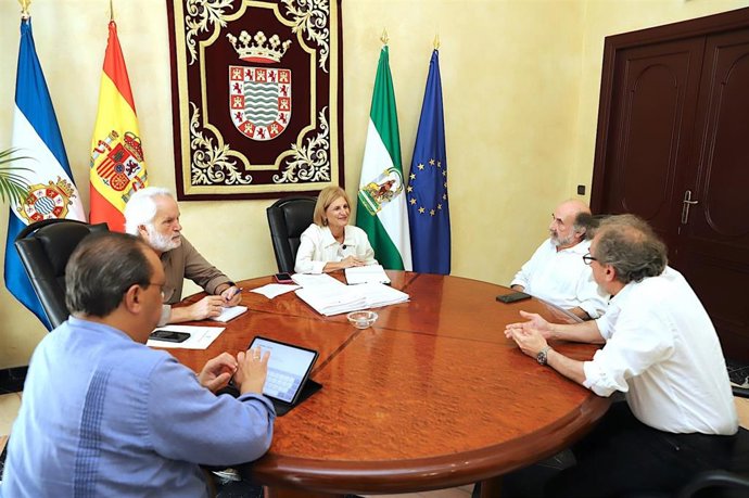 La alcaldesa de Jerez de la Frontera (Cádiz), María José García-Pelayo, en una reunión con representantes de La Zaranda.