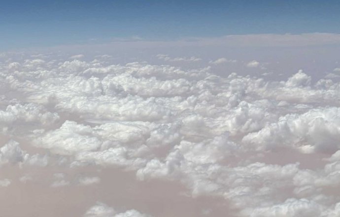 El viento transporta partículas de polvo desde el desierto del Sahara a grandes distancias, lo que permite la formación de nubes de hielo.