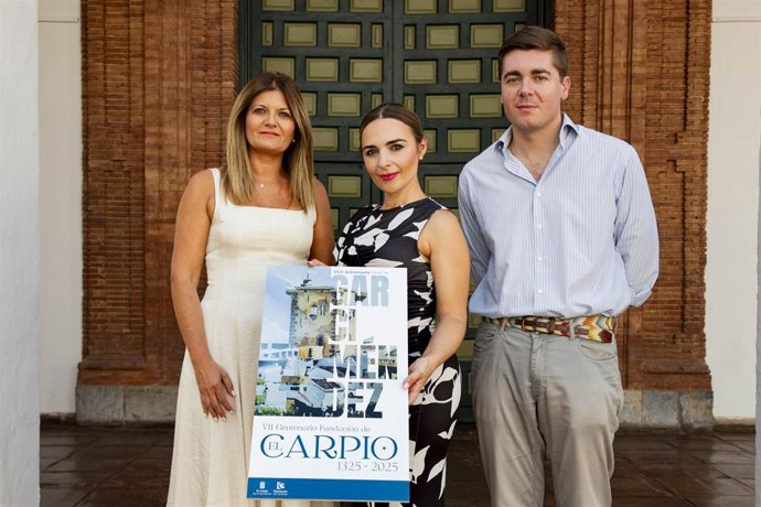 Narci Ruiz (centro), en la presentación del cartel VII centenario de El Carpio.