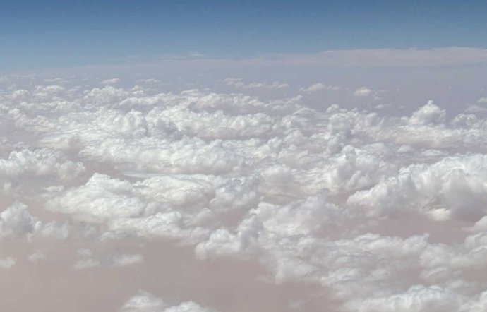 El viento transporta partículas de polvo desde el desierto del Sahara a grandes distancias, lo que permite la formación de nubes de hielo.