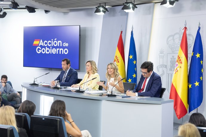 (I-D) El ministro de Transportes y Movilidad Sostenible, Óscar Puente; la ministra de Educación, FP y Deportes, Pilar Alegría; la vicepresidenta segunda y ministra de Trabajo y Economía Social, Yolanda Díaz, y el ministro de Transformación Digital y 