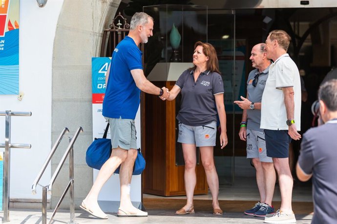 El Rey Felipe VI saluda al presidente de MAPFRE, Antonio Huertas; la CEO de MAPFRE Iberia, Elena Sanz; y el presidente del RCNP, Rafael Gil, antes de afrontar la cuarta jornada de la Copa del Rey MAPFRE