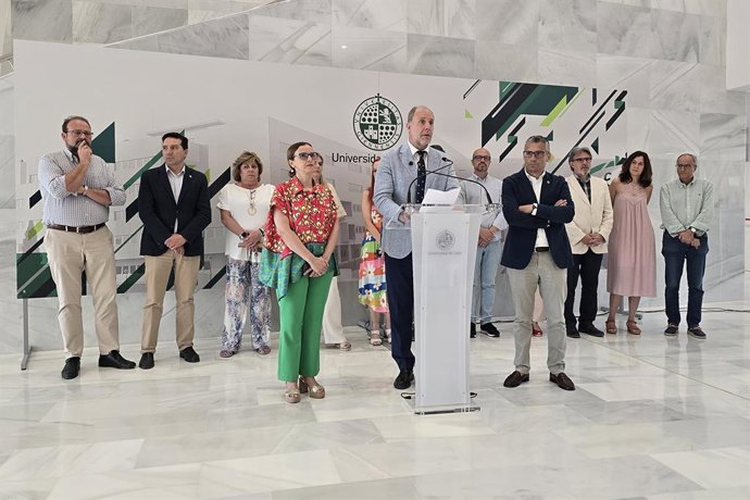 Imagen de archivo del rector en su comparecencia tras conocer el primero de los informes negativos de la Accua