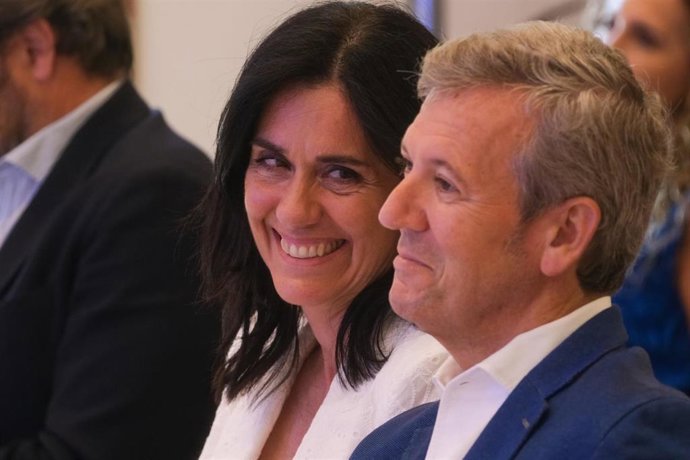 (I-D) A secretaria xeral do PP de Galicia, Paula Prado, e o presidente do PP de Galicia e presidente da Xunta, Alfonso Rueda, durante a reunión da xunta directiva do PP de Galicia, no Hotel Eurostars San Lázaro, a 1 de agosto de 2025, en 