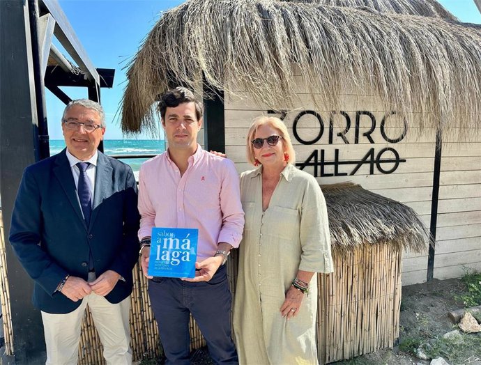 El presidente de la Diputación, Francisco Salado, con el representante del chiringuito Zorrocallao de Rincón de la Victoria.
