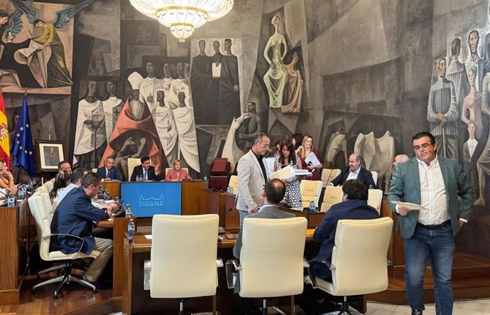 Los diputados del PSOE abandonando el pleno de la Diputación de Ciudad Real.
