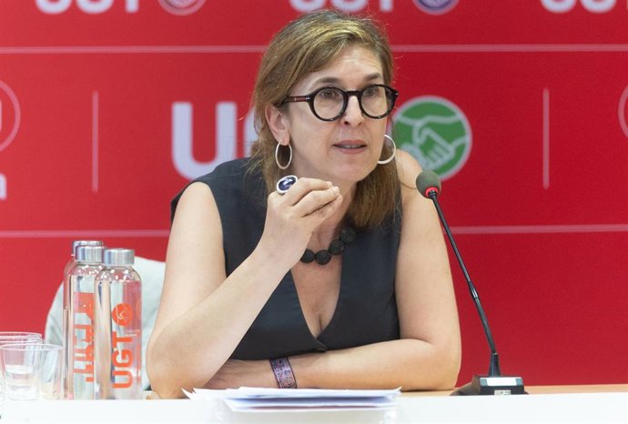 La vicesecretaria general de UGT, Lola Navarro, durante una rueda de prensa, en la sede de UGT, a 1 de agosto de 2025.