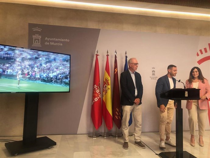 El concejal de Deportes de Murcia, Miguel Ángel Noguera, junto con los ediles Antonio Navarro y Rebeca Pérez