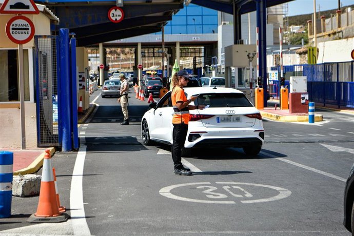 Archivo - Un coche pasa por la frontera de Ceuta a Marruecos, a 29 de julio de 2023, en Ceuta (España). 
