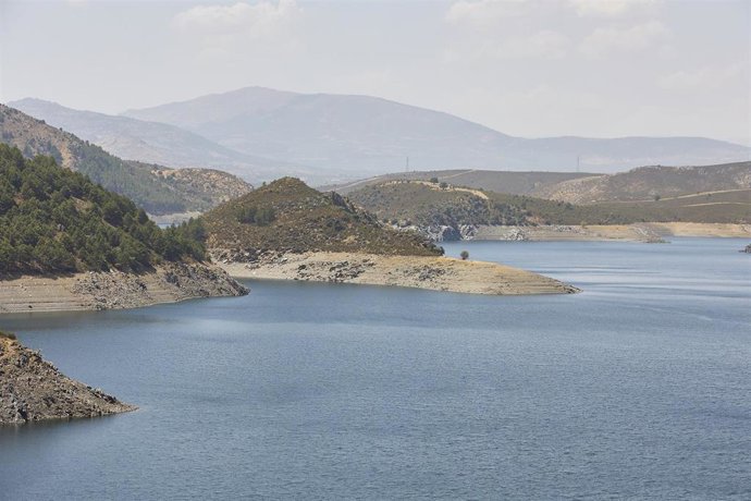 Archivo - Vista del embalse del Atazar en el Berrueco, a 11 de agosto de 2022, en El Berrueco, Madrid (España). Este embalse cuenta con 425,3 hm de capacidad, lo que representa el 46 % del volumen embalsado de la región de Madrid.