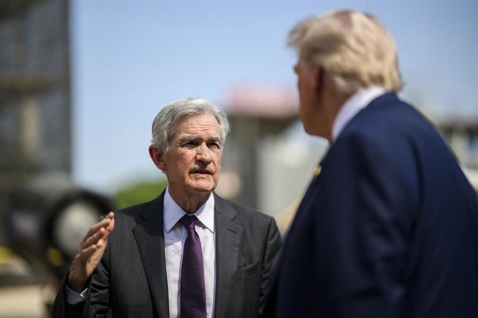 24 July 2025, US, Washington: U.S. Federal Reserve Chairman Jerome Powell, left, speaks with President Donald Trump, left, right, following a tour of the Federal Reserve building renovation project, July 24, 2025 in Washington, D.C. Photo: Daniel Torok/Wh