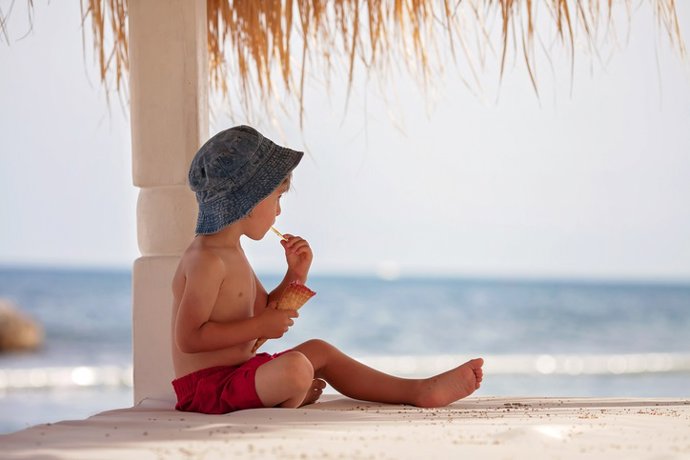 Archivo - Niño, playa, verano, vacaciones, helado