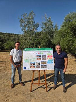 El delegado territorial de Sostenibilidad y Medio Ambiente de la Junta en Córdoba, Rafael Martínez (dcha.), visita Hornachuelos.