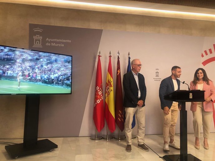 El concejal de Deportes de Murcia, Miguel Ángel Noguera, junto con los ediles Antonio Navarro y Rebeca Pérez
