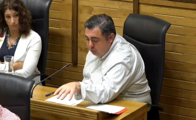 El concejal de Tráfico, Transporte Público y Movilidad de Gijón, Pelayo Barcia, interviene en el Pleno Municipal gijonés.