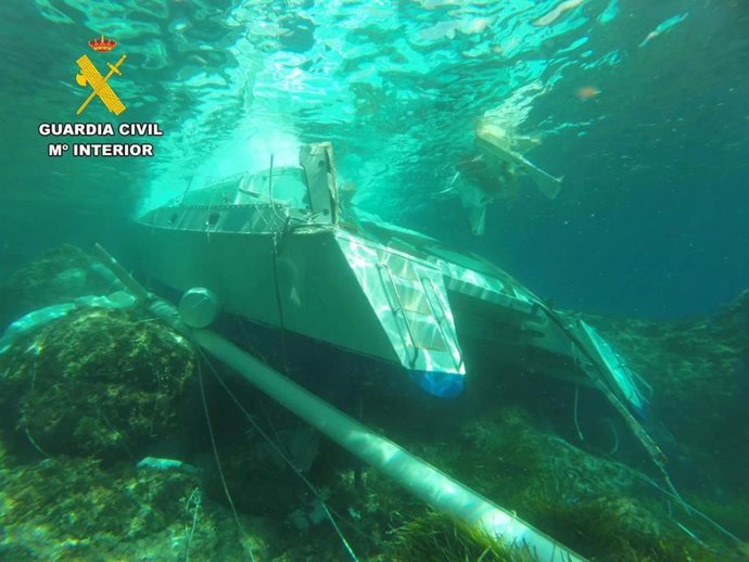 Detenido el patrón del catamarán que embistió a una nave en Cala d'Hort