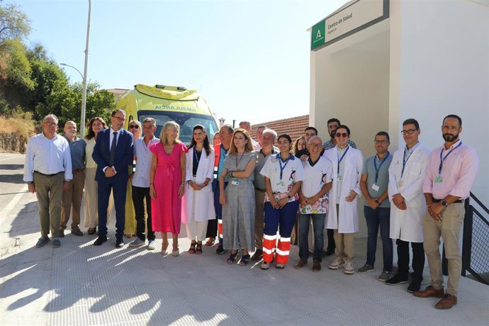La consejera de Salud y Consumo de la Junta de Andalucía, Rocío Hernández, visita el centro de salud de Algatocín (Málaga)  que ha sido reformado de forma integral.