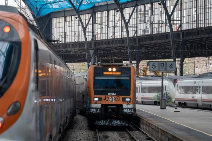 Archivo - Varios trenes en la estación de Francia, donde opera Rodalies, a 21 de febrero de 2025, en Barcelona, Catalunya (España).