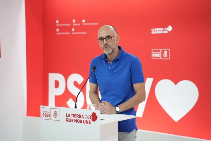 El secretario de Organización del PSOE de Extremadura, Manuel Mejías, en rueda de prensa