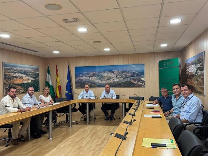 Foto de la reunión mantenida entre representantes del Ayuntamiento de Alcalá y el Consorcio de Transporte Metropolitano de Sevilla.