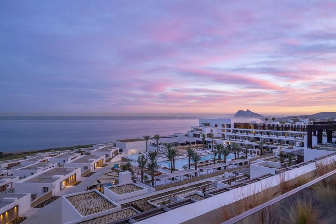 Archivo - Swimming pool and sunset Fairmont La Hacienda Hotel ,  La Alcaidesa,  Andalucia. Spain.