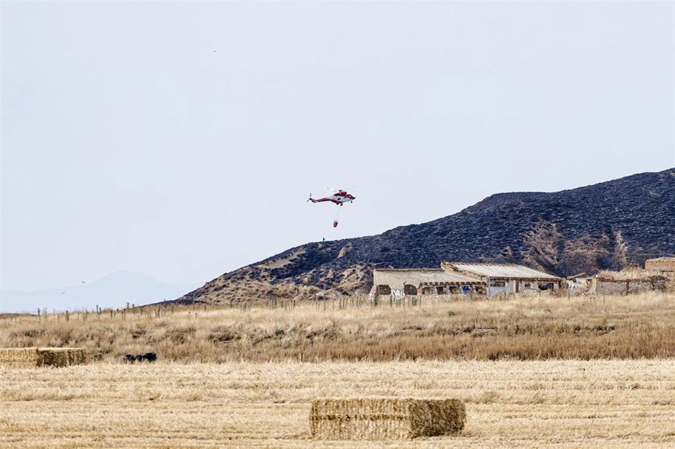 Archivo - Un helicóptero trabaja en la zona quemada durante un incendio forestal, en el Cerro del Viso, a 26 de junio de 2024, en Alcalá de Henares, Madrid (España).