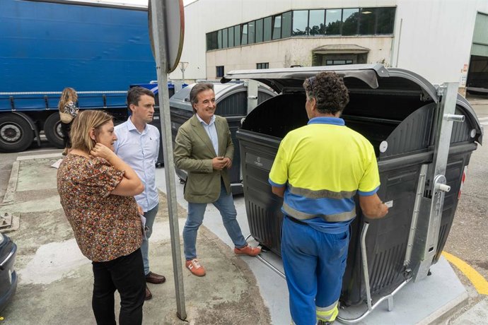El alcalde, Diego Movellán, ha visitado este viernes el primer punto de contenerización que se ha instalado, en el Polígono de Trascueto, en Revilla