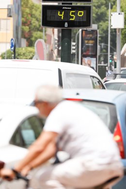 Archivo - Un termómetro marca 45ºC en la calle, a 12 de julio de 2023, en Murcia.