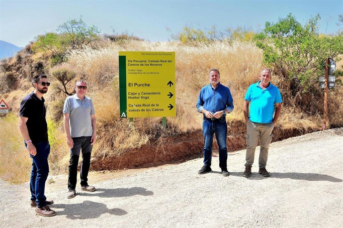 El delegado territorial de Sostenibilidad y Medio Ambiente en Granada, Manuel Francisco García, en su visita a la vía pecuaria Cañada Real Cuesta de las Cabras en Huétor Vega (Granada).