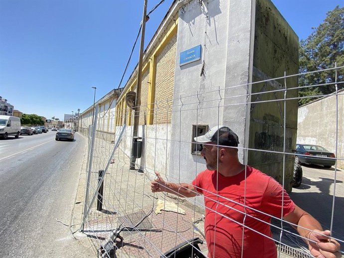 Imagen de actuaciones previas al derribo del Taller de Fiestas en Jerez de la Frontera
