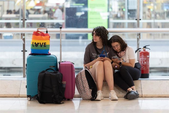 Dos personas con maletas, en la terminal 4 del aeropuerto Adolfo Suárez Madrid-Barajas, a 24 de julio de 2025, en Madrid (España).  