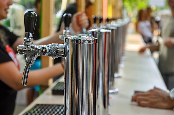 Archivo - Imagen de dispensación de alcohol