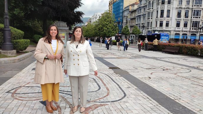 Archivo - La portavoz de Vox en Oviedo, Sonsoles Peralta, y la concejala Alejandra González, en el Paseo de los Álamos.