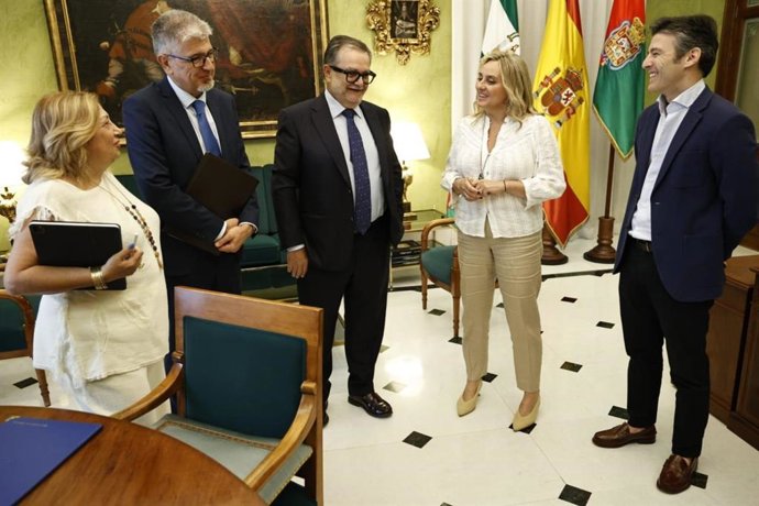 La alcaldesa de Granada, Marifrán Carazo, tras firmar el crédito extraordinario con Caja Rural.