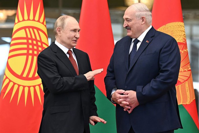 Archivo - BELARUS, MINSK - JUNE 27, 2025: Alexander Lukashenko, President of Belarus, welcomes his Russian counterpart Vladimir Putin during a meeting of the Supreme Eurasian Economic Council at the Palace of Independence
