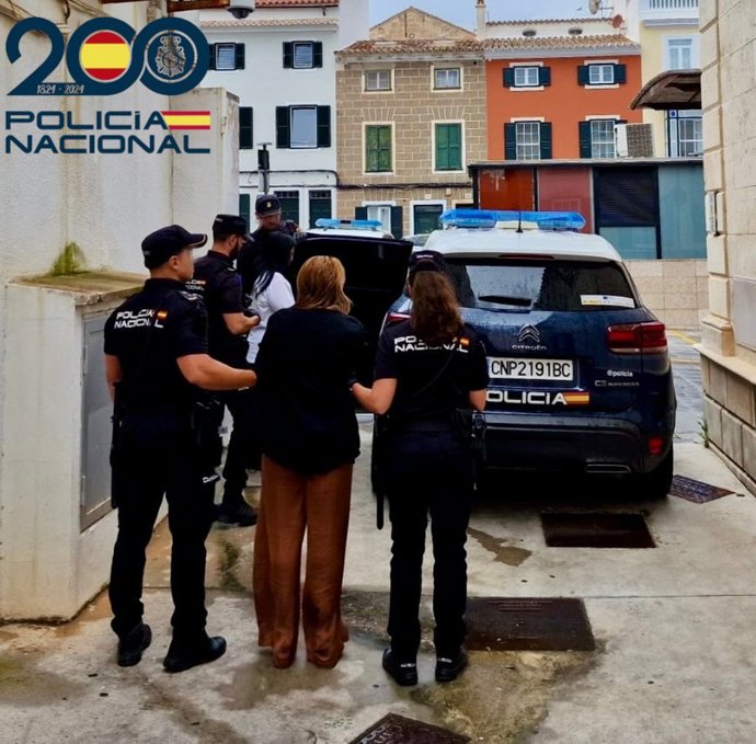 Las detenidas, conducidas por agentes.