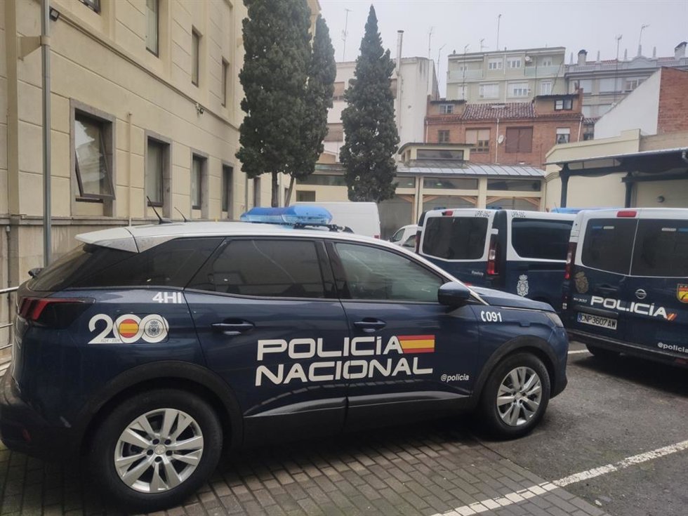 Imagen de un vehículo en las dependencias de la Policía Nacional de León, cuyos agentes han detenido al varón sobre el que pesaba una Orden Europea de Detención y Entrega.
