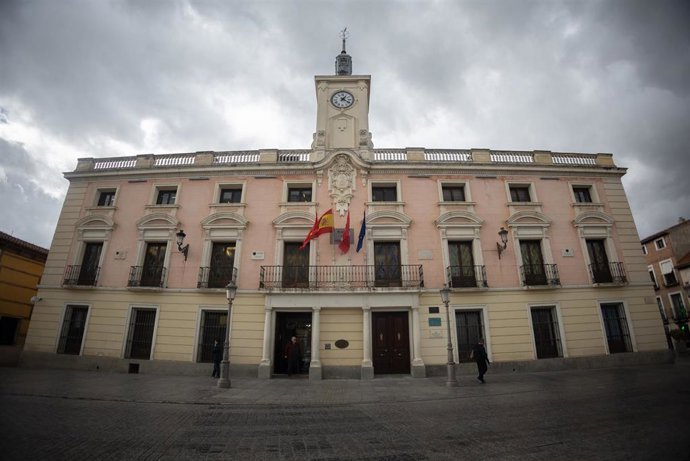 Archivo - Fachada del Ayuntamiento de Alcalá de Henares, a 23 de febrero de 2024, en Alcalá de Henares, Madrid (España).