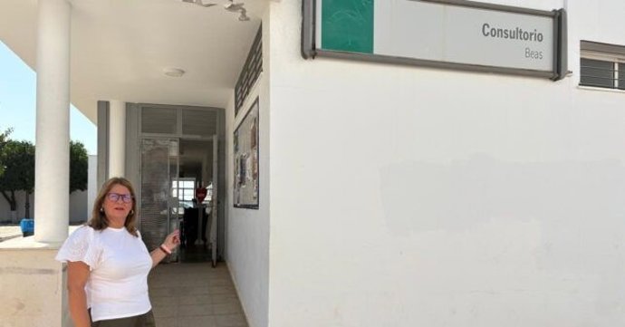 La secretaria general del PSOE de Beas (Huelva), Rosa Tirador, junto al centro de salud del municipio.