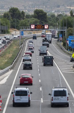 Varios vehículos en la A3, a 24 de julio de 2025, en Madrid (España). La Dirección General de Tráfico establece un dispositivo especial ante los 6,5 millones de desplazamientos previstos por carretera durante el puente de Santiago.