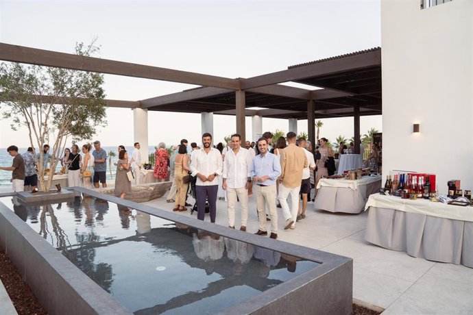 El diputado provincial de Promoción Agroalimentaria, Carlos Sánchez, junto al alcalde de Mojácar y el gerente de Macenas Mediterranean Resort, durante la última cita de julio de ‘Macenas Blue Nights’.