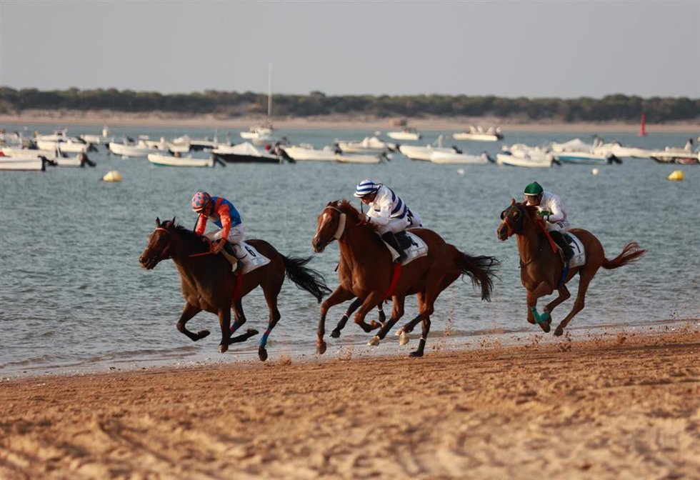Archivo - Varios jinetes participantes en las Carreras de Caballos de Sanlúcar de Barrameda, a 28 de agosto de 2024, en Sanlúcar de Barrameda (Cádiz, Andalucía, España).