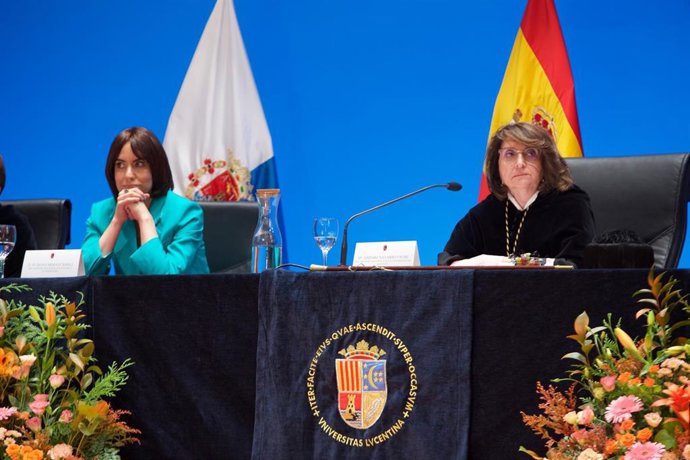 Archivo - La ministra de Ciencia, Innovación y Universidades, Diana Morant (i), y la rectora de la Universidad de Alicante (UA), Amparo Navarro (d), en una imagen de archivo